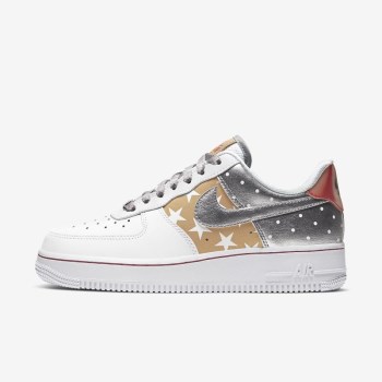 Nike Air Force 1 '07 - Férfi Utcai Cipő - Fehér/Metal Arany/Piros/Metal Titán